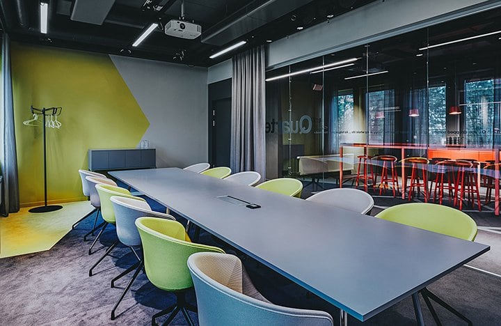Boka Konferensrum 12 Personer Quarter To | Kista | Helio Trevligt och Komplett Mötesrum i Stockholm